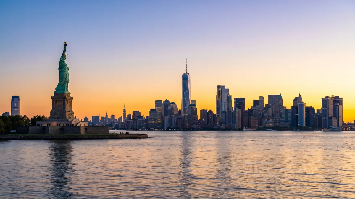 Viajero con pasaporte listo para tramitar la visa americana B1/B2 de turismo