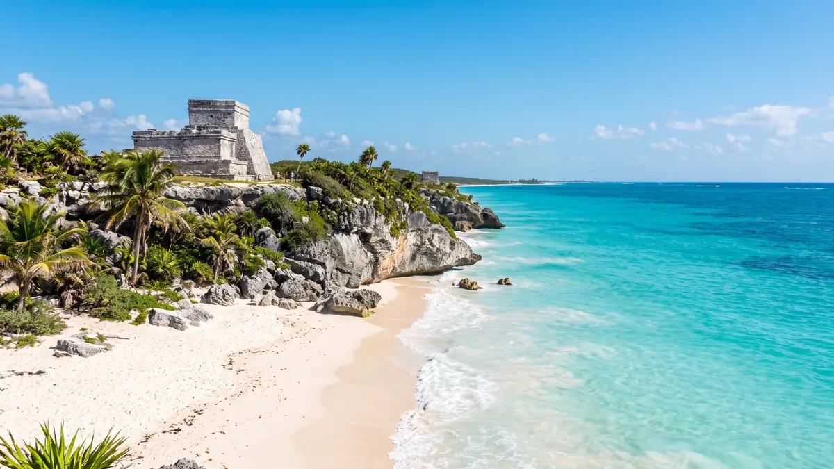 Viajero disfrutando de un destino turístico en México con visa de turismo
